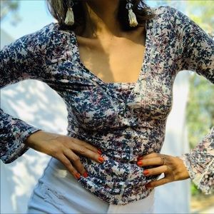 🔥🔥HOST PIC🔥🔥Bell Sleeves Floral Top